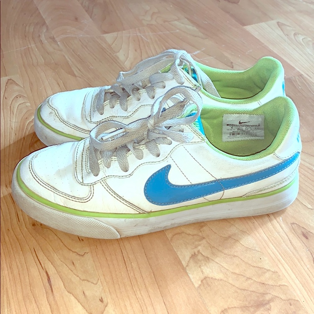 Nike Size 5/7 (boys/women) Shoe